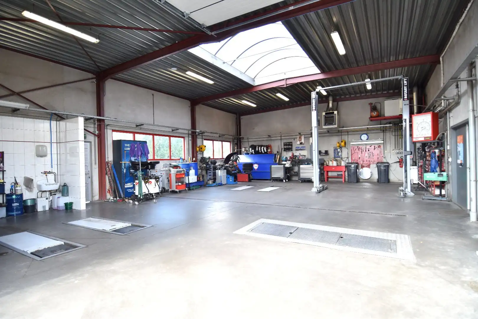 Commercieel pand met showroom, atelier, parking én bovenliggend appartement te koop in Bellegem foto 10