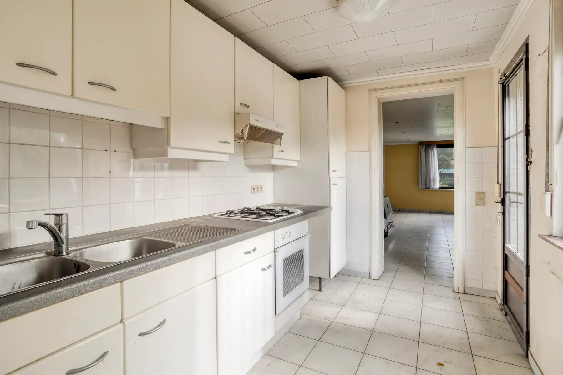 Te renoveren woning met ruime tuin aan Fort II Wommelgem. foto 8