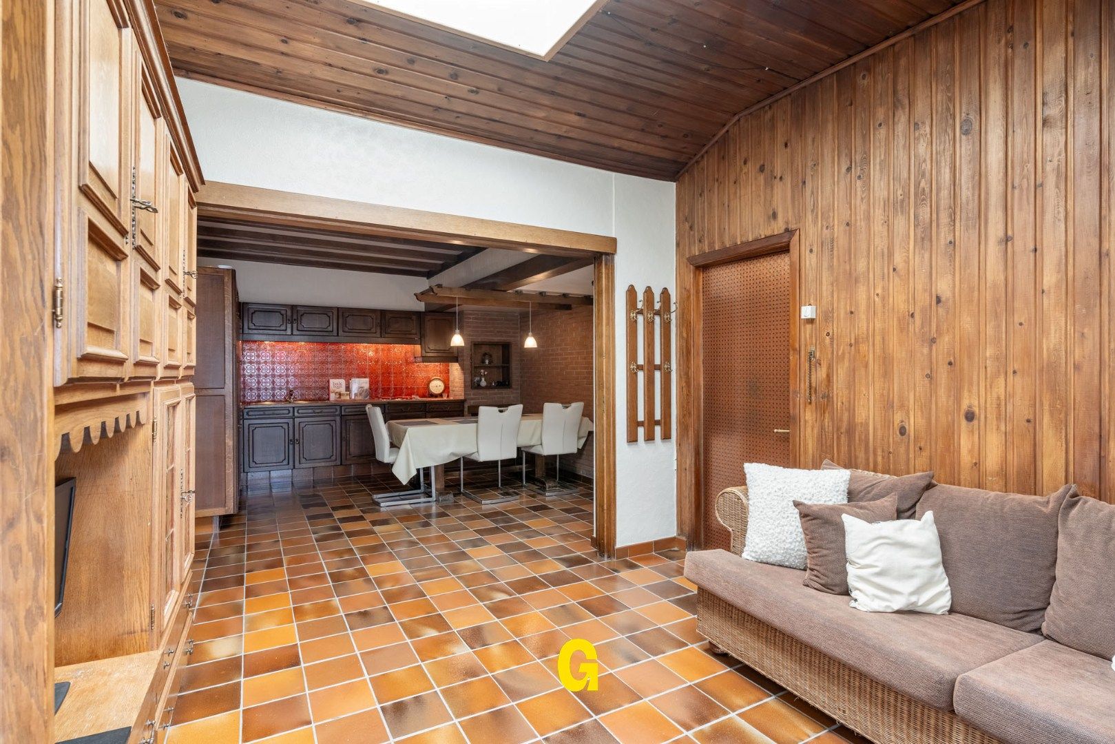 Netjes verzorgde halfopen woning met ruime garage vlakbij het centrum van Munsterbilzen foto 9