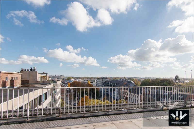 Gerenoveerd en instapklaar penthouse in hartje Hasselt (Leopoldplein) met prachtig uitzicht! foto 2