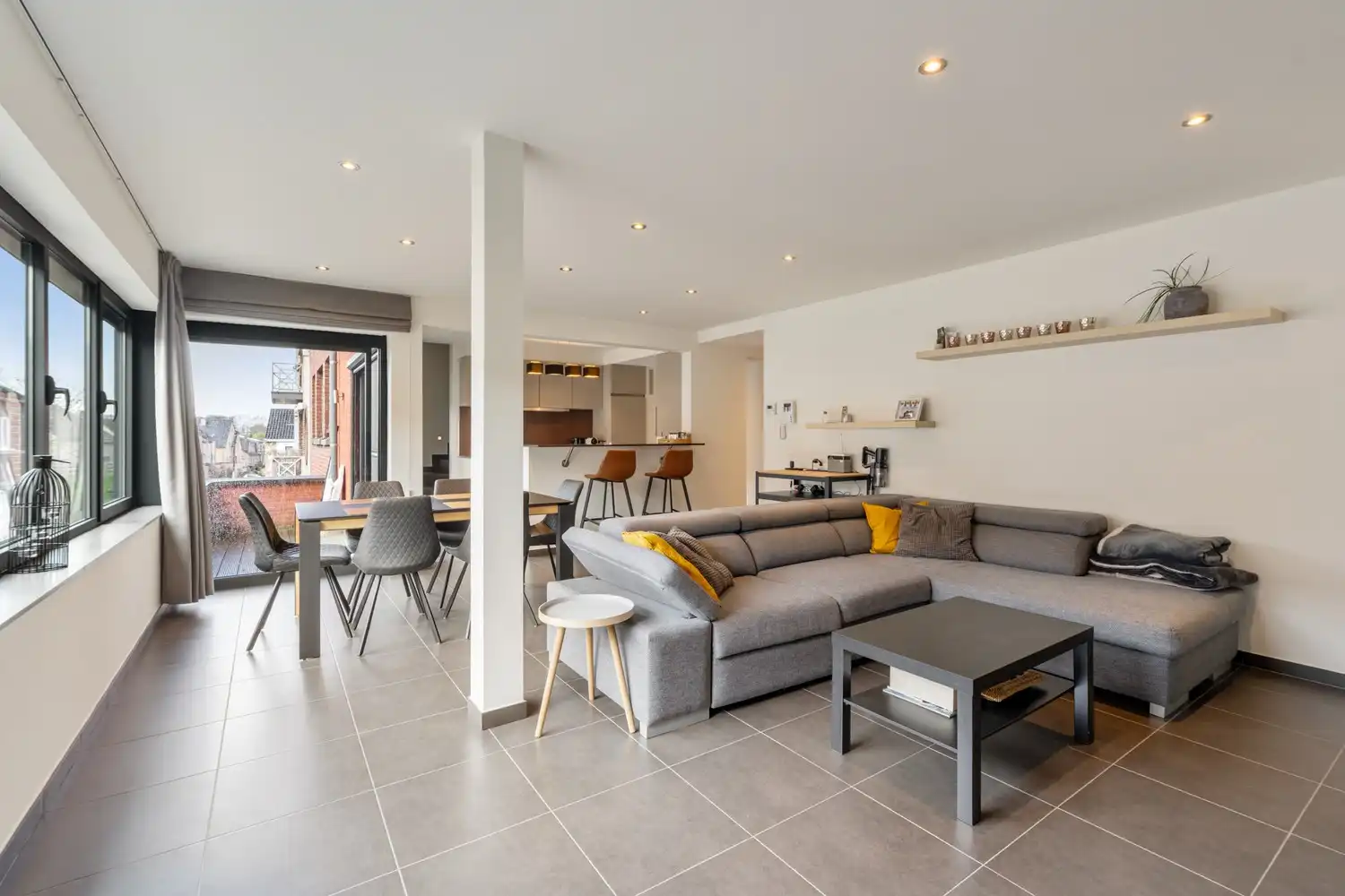 Ruim, modern appartement met huiselijk comfort en dubbele garage in hartje Herderen foto 4