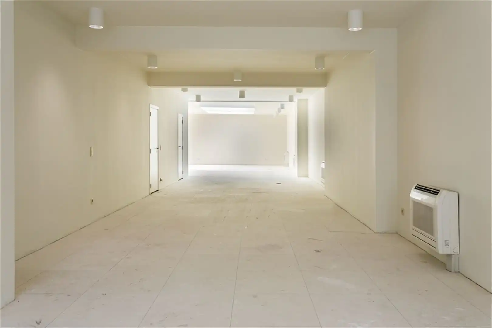 Vernieuwde gelijkvloerse kantoorruimte/showroom foto 3