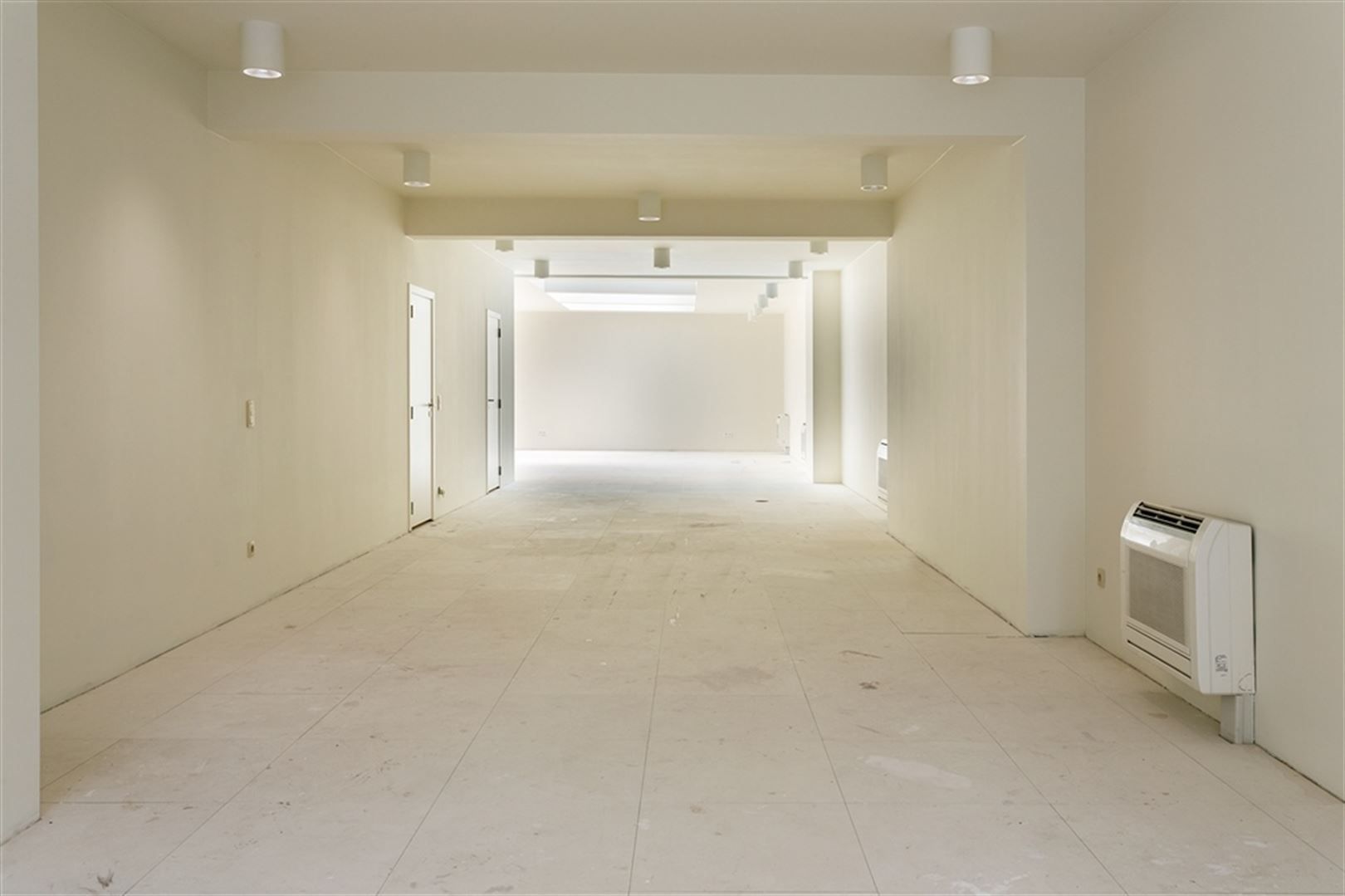 Vernieuwde gelijkvloerse kantoorruimte/showroom foto 3