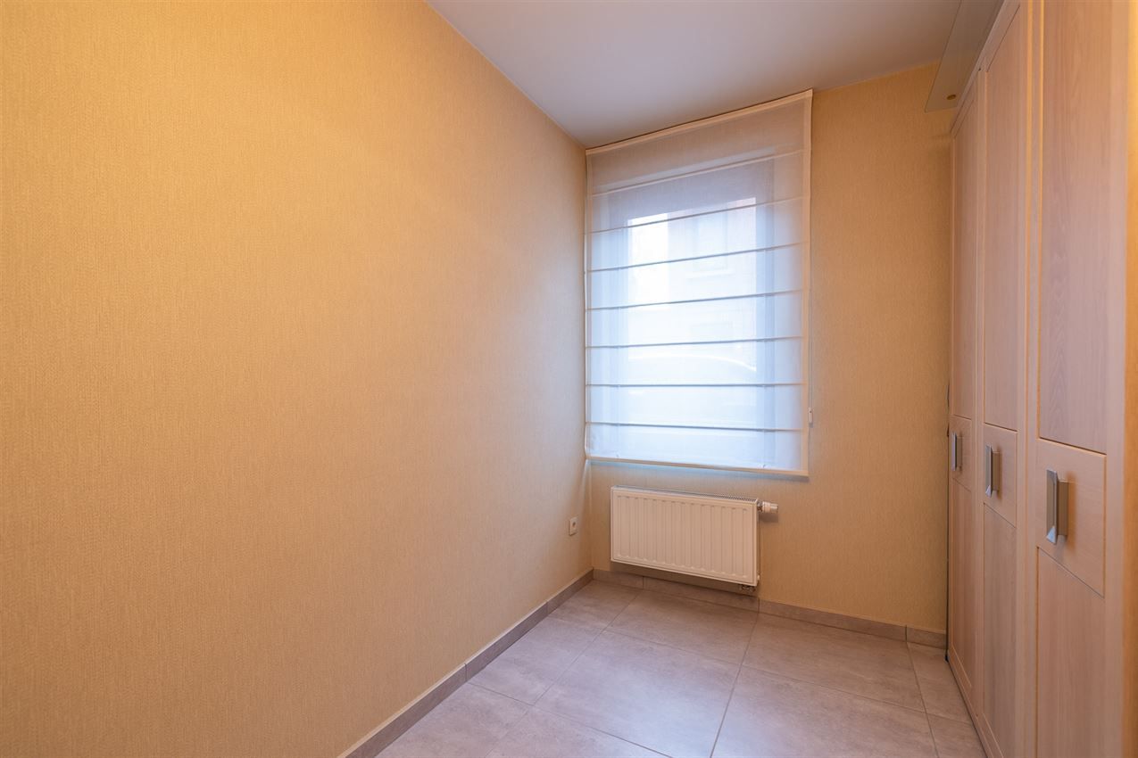 Gelijkvloers tweeslaapkamer appartement met terras en staanplaats in centrum  foto 13