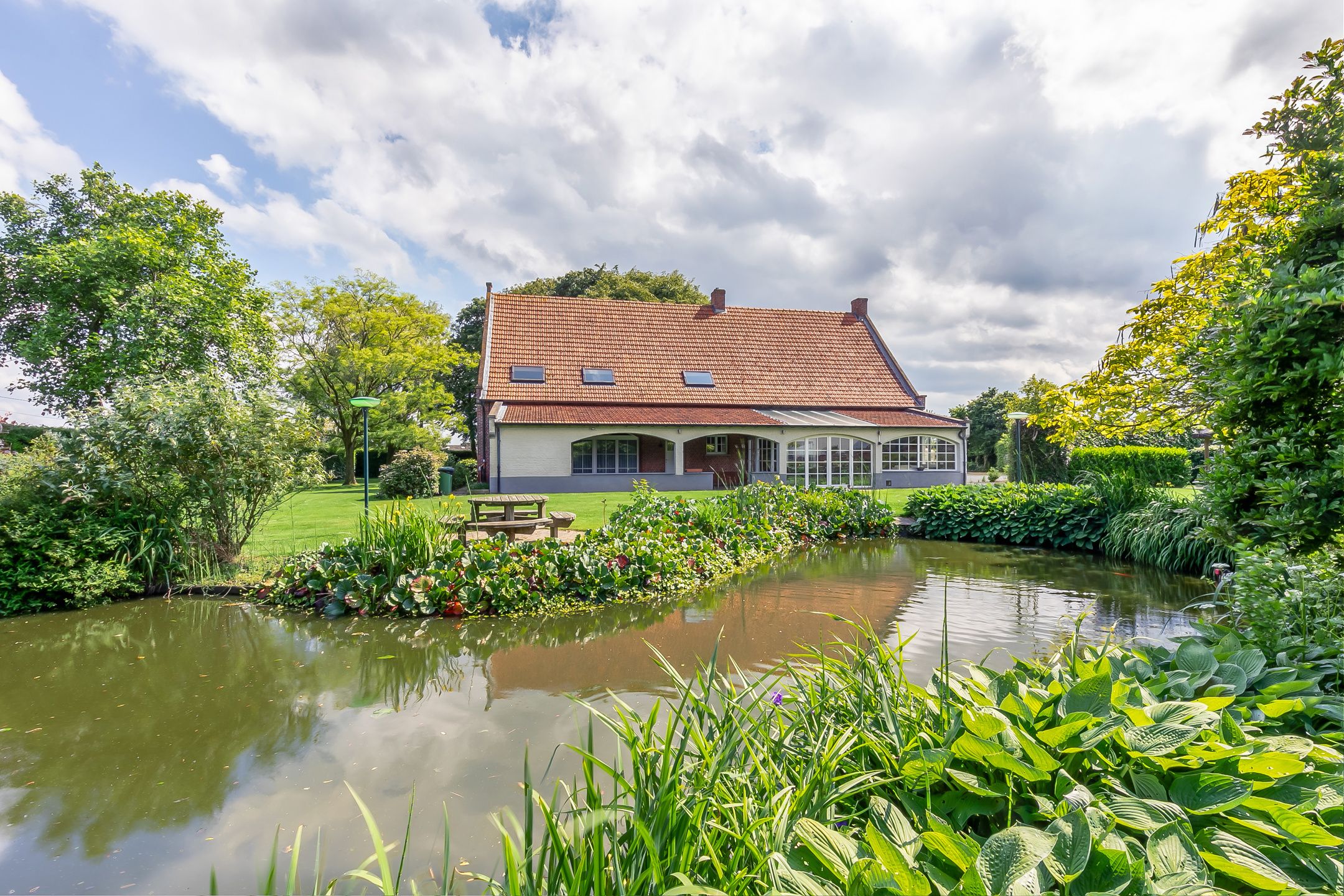 Authentieke herenhoeve op ruim perceel van 5.856 m² foto 2