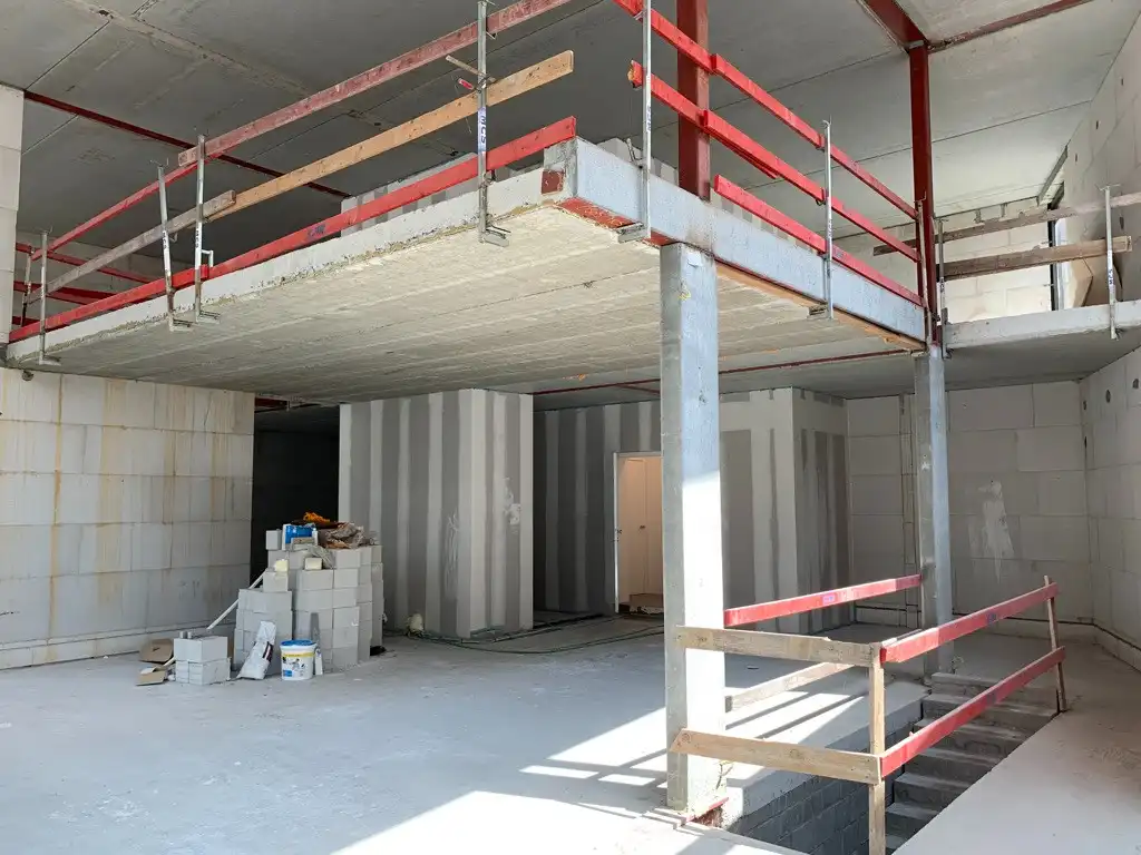 Centraal gelegen gloednieuwe handelsruimte in commercieel hart Waregem foto {{pictureIndex}}