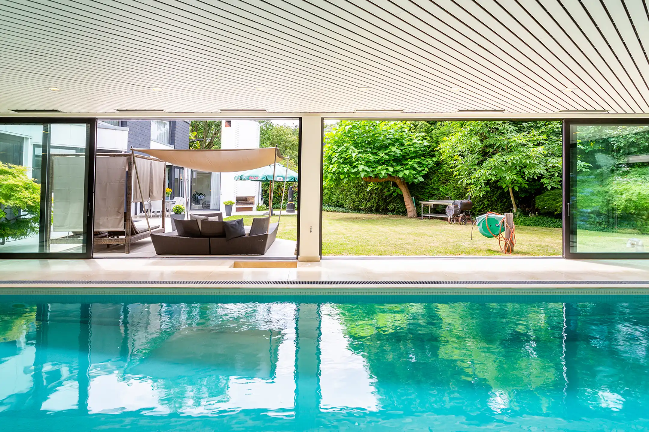 Topgelegen architectenwoning met ruim tuin en binnenzwembad. foto {{pictureIndex}}