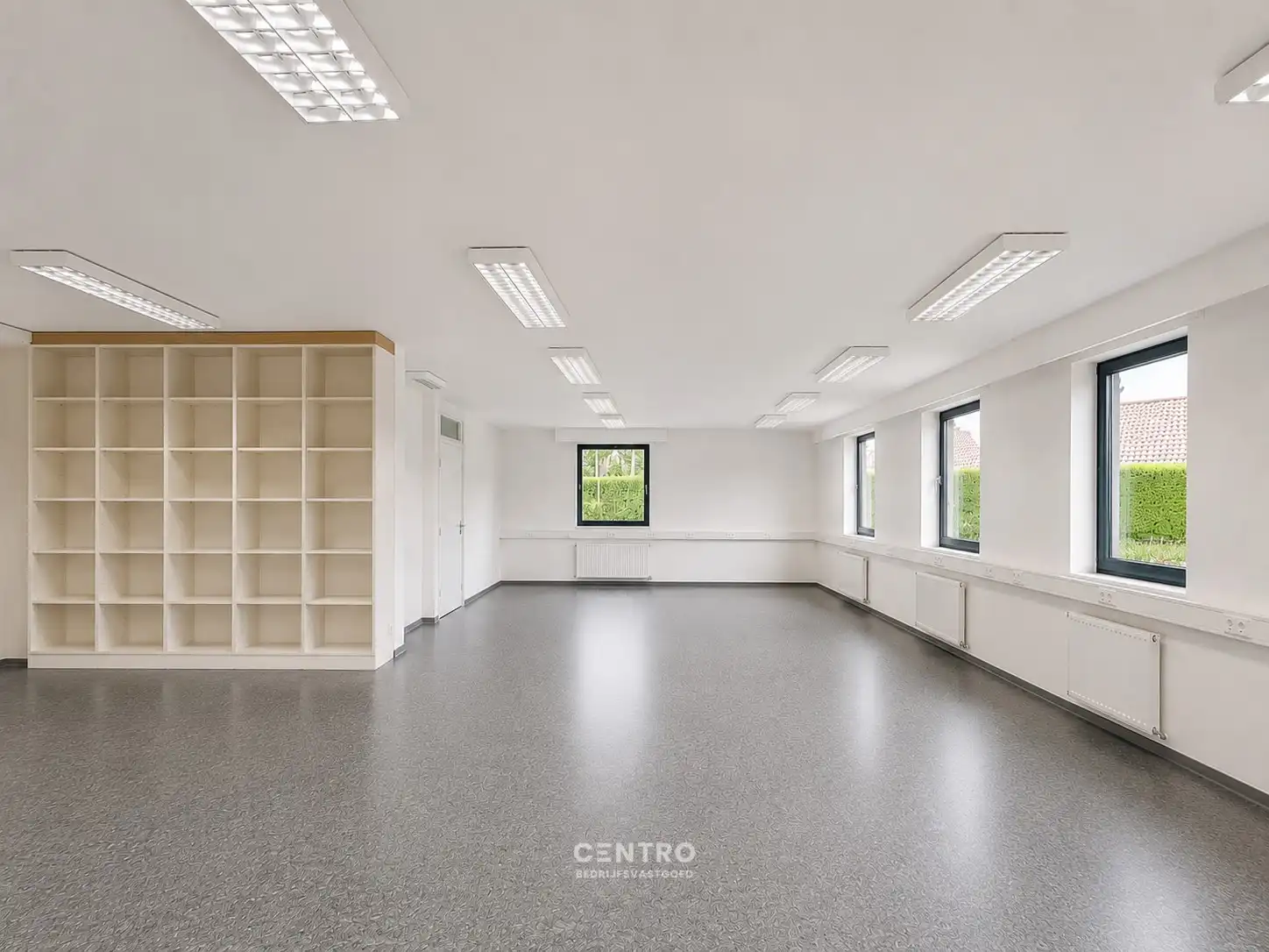 Ruim (430m²), multifunctioneel pand (bewoning, kantoor, praktijk, horeca, ...)  op ZICHTLOCATIE langs invalsweg Roeselare (vlakbij de ring R32). foto 11