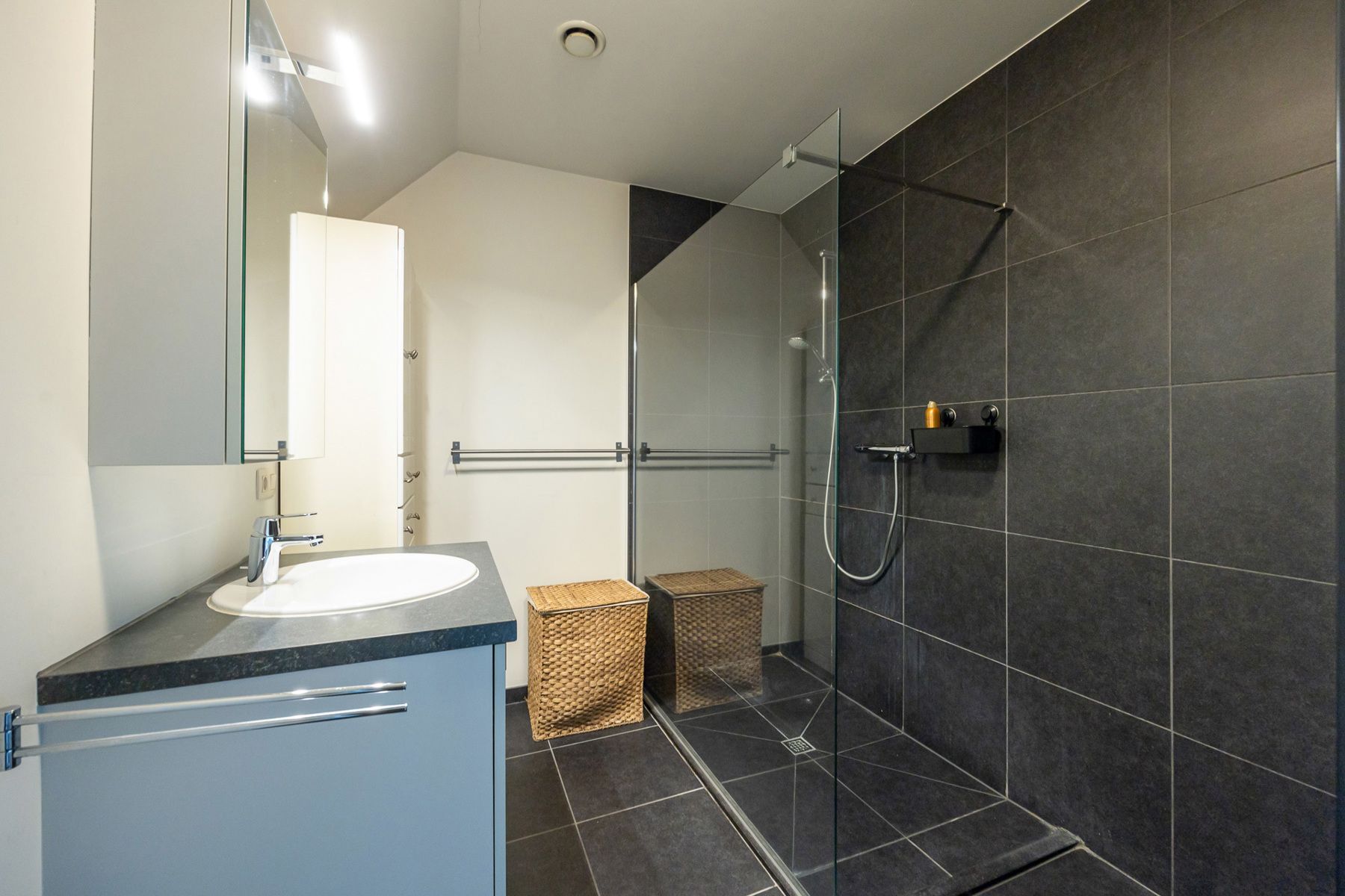 Ruim duplex-appartement (144m²) met 3 slaapkamers, 2 badkamers, 2 terrassen, zolderberging en autostaanplaats. foto 17