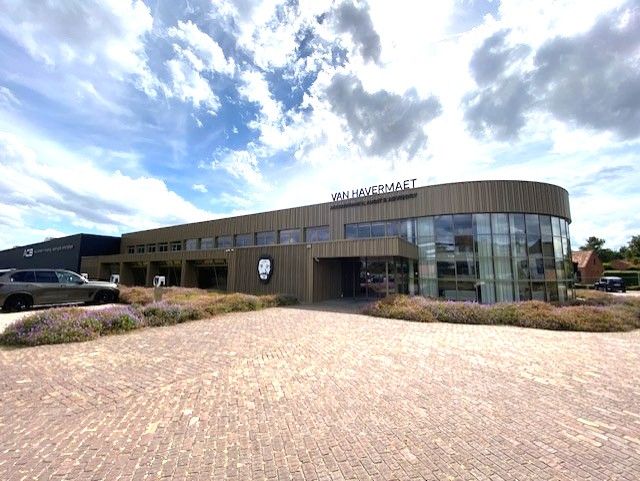 Stijlvolle kantoorruimte 300+m² met 16 autostaanplaatsen ideale ligging langs E313. foto {{pictureIndex}}