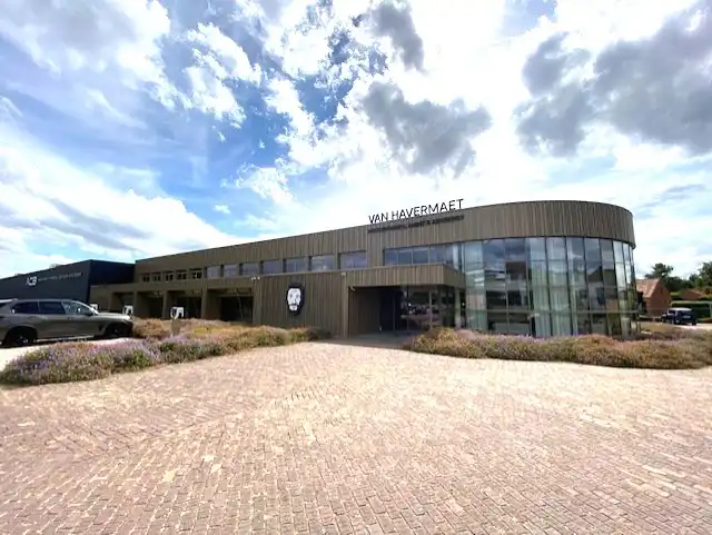 Stijlvolle kantoorruimte 300+m² met 16 autostaanplaatsen ideale ligging langs E313. foto {{pictureIndex}}