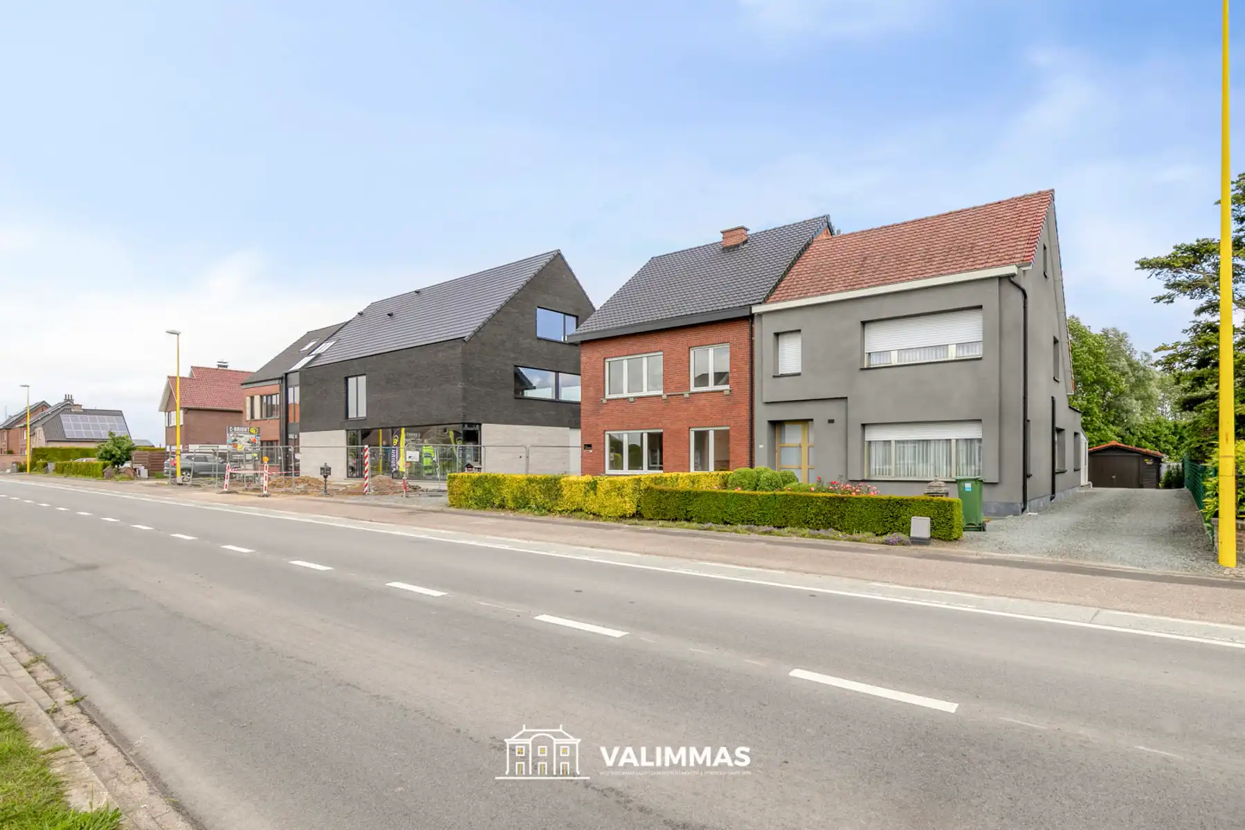 Ruime driegevelwoning met twee garages en mooie tuin... foto 2