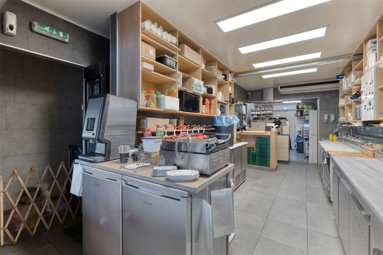 Goeddraaiende broodjeszaak met woning op toplocatie. foto 7