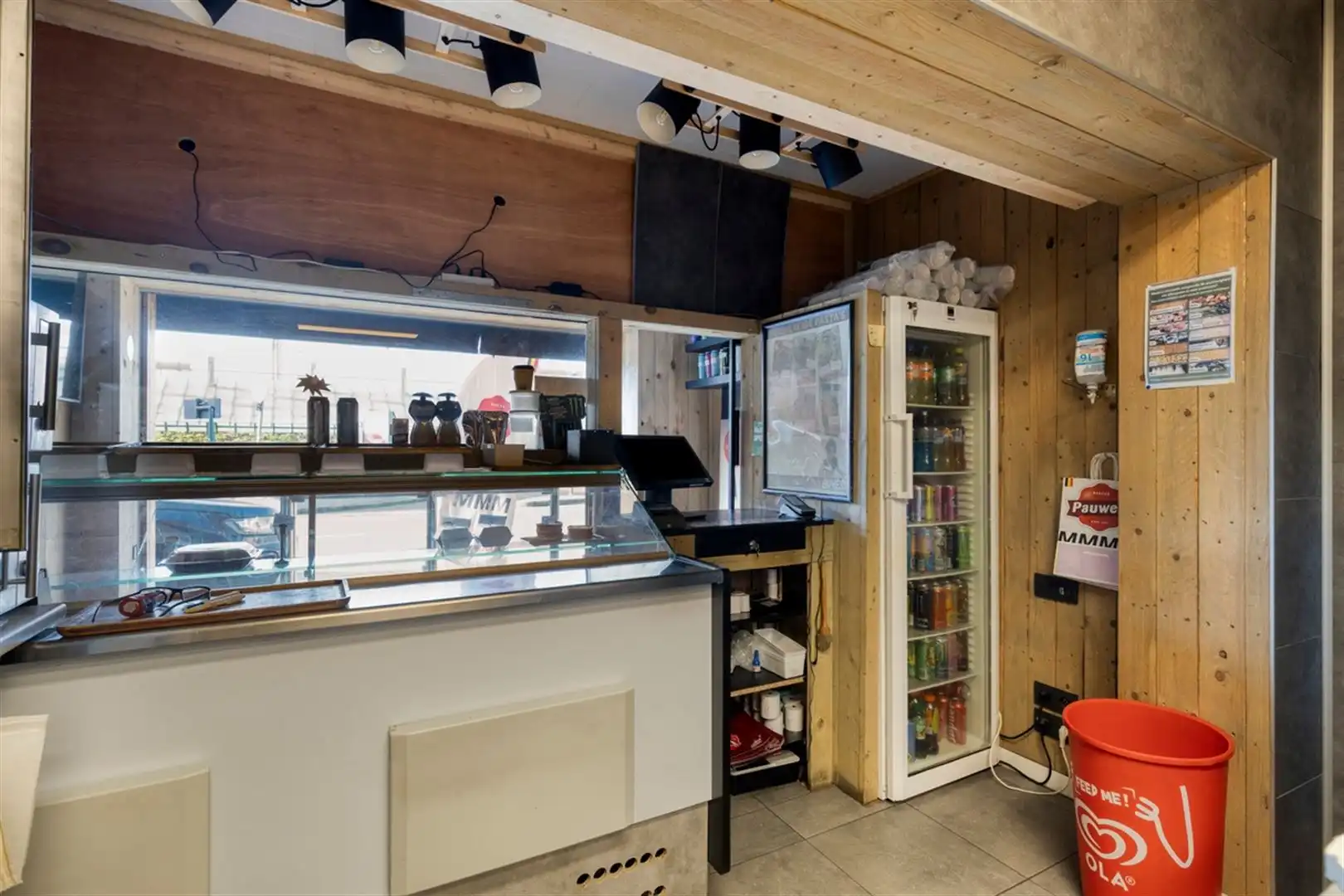 Goeddraaiende broodjeszaak met woning op toplocatie. foto 7