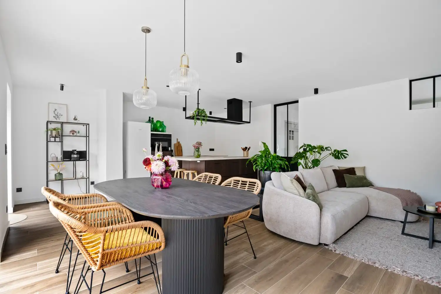 Prachtig gerenoveerd gelijkvloers appartement met zonnige tuin, grote oprit  en ruime garagebox foto 3