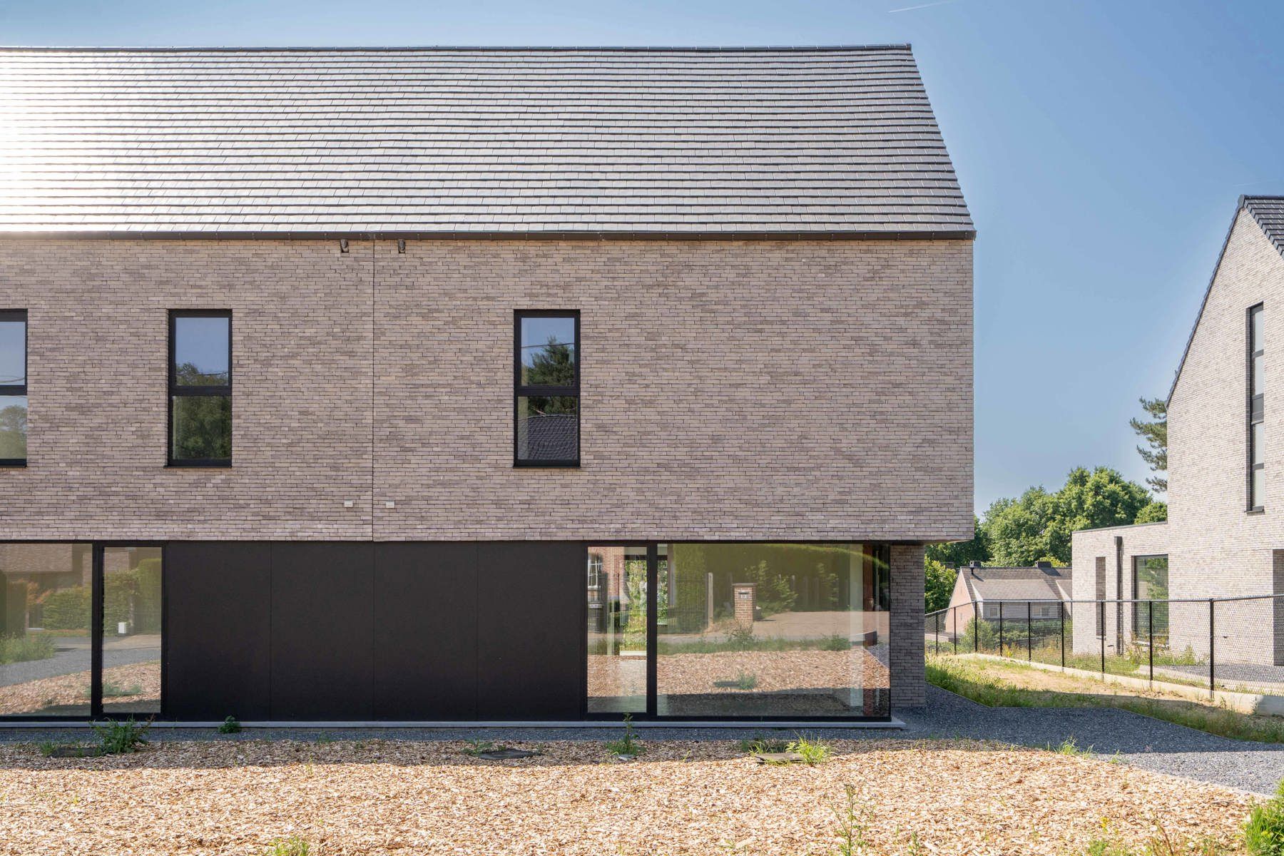Prachtige nieuwbouwwoning in heel rustige straat te koop! foto {{pictureIndex}}