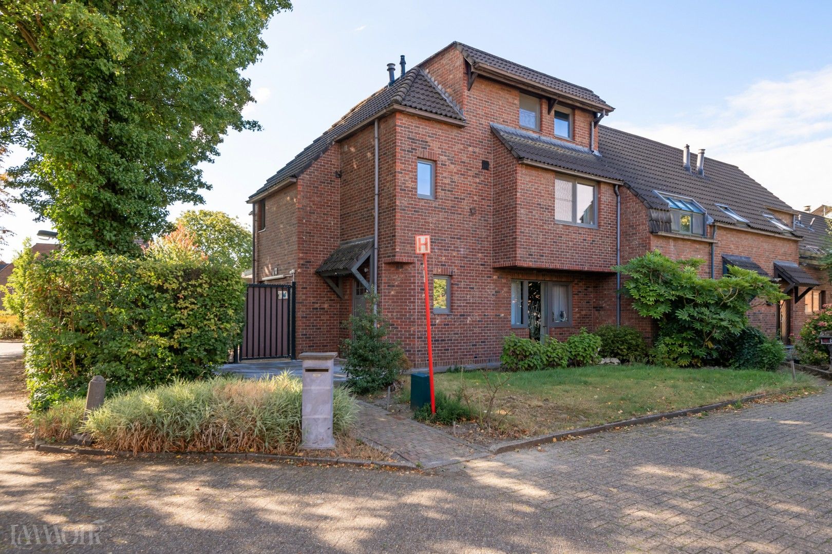 Charmante HOB met zuidgerichte tuin en garage in Brasschaat. foto {{pictureIndex}}