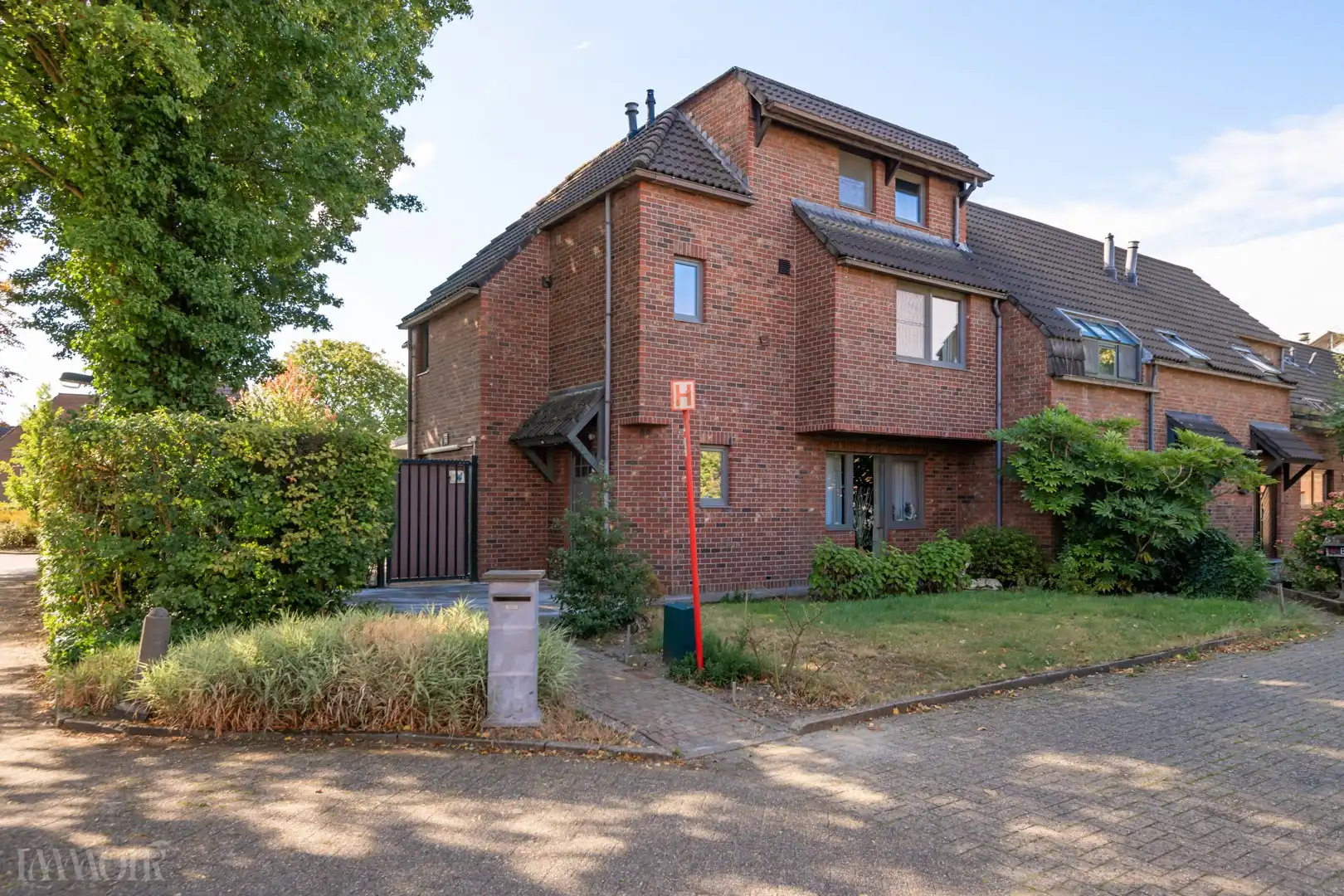 Charmante HOB met zuidgerichte tuin en garage in Brasschaat. foto {{pictureIndex}}