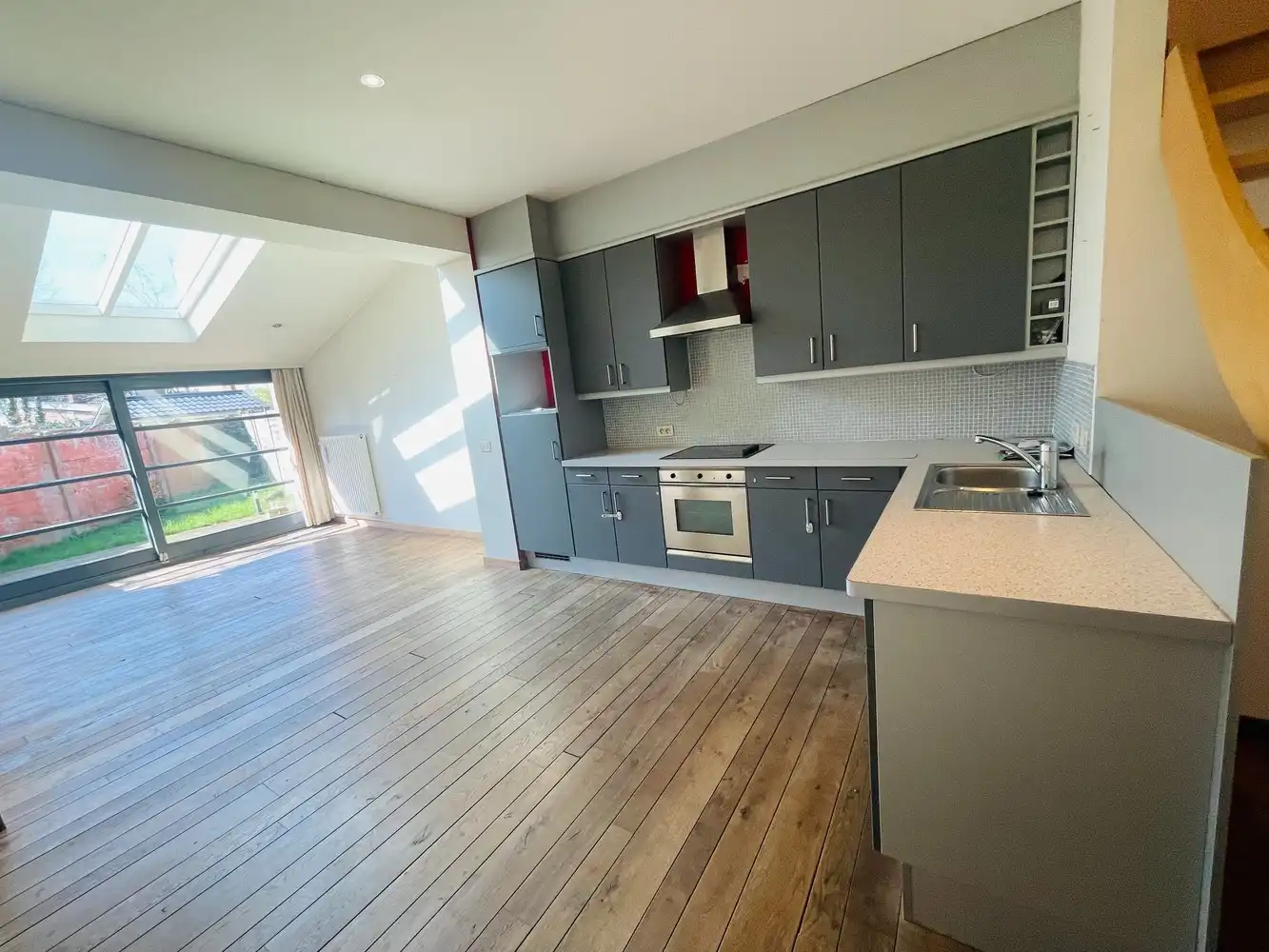 Assebroek, leuk ENERGIEZUINIG gezellig &nbsp;instapklaar woonhuis met 3 SLAAPKAMERS en tuintje foto {{pictureIndex}}