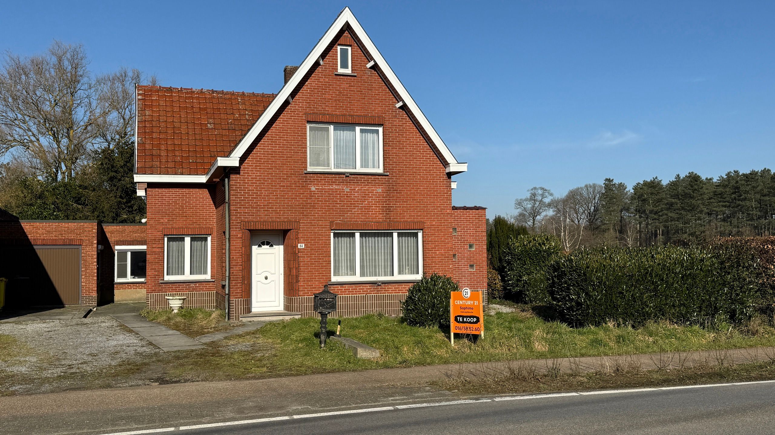 Hoofdfoto van de publicatie: Te renoveren woning met veel potentieel