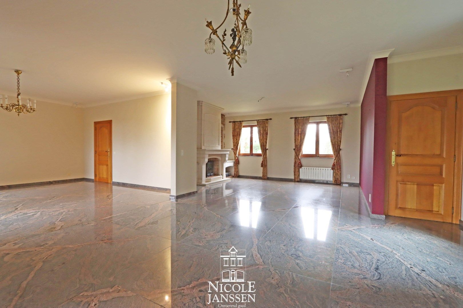 Ruim ingedeelde villa met 7 slaapkamers, dubbele garage en volledig omheinde tuin  foto 9