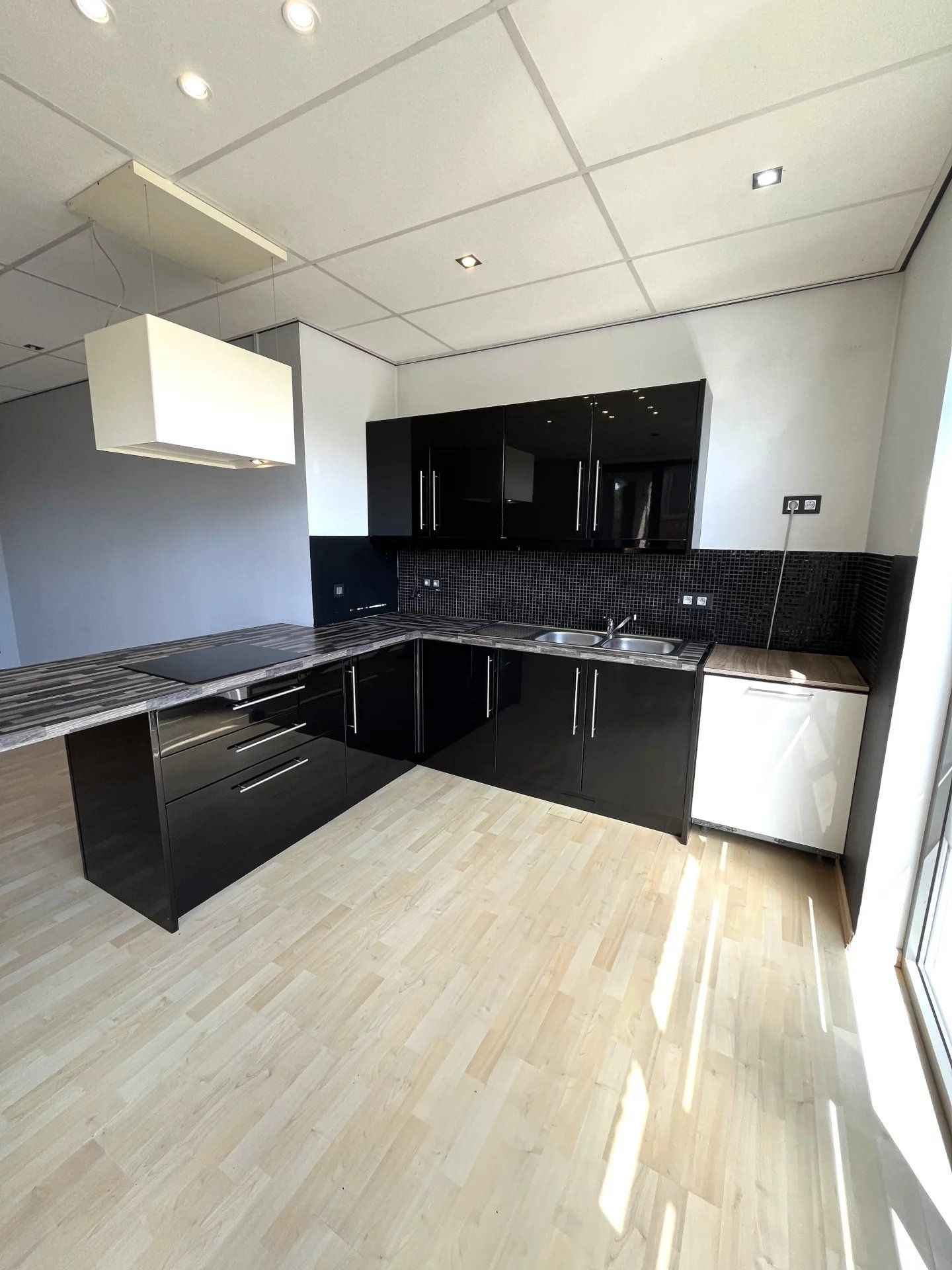 Instapklaar handelspand met aanpalend 1 slaapkamer appartement foto 17