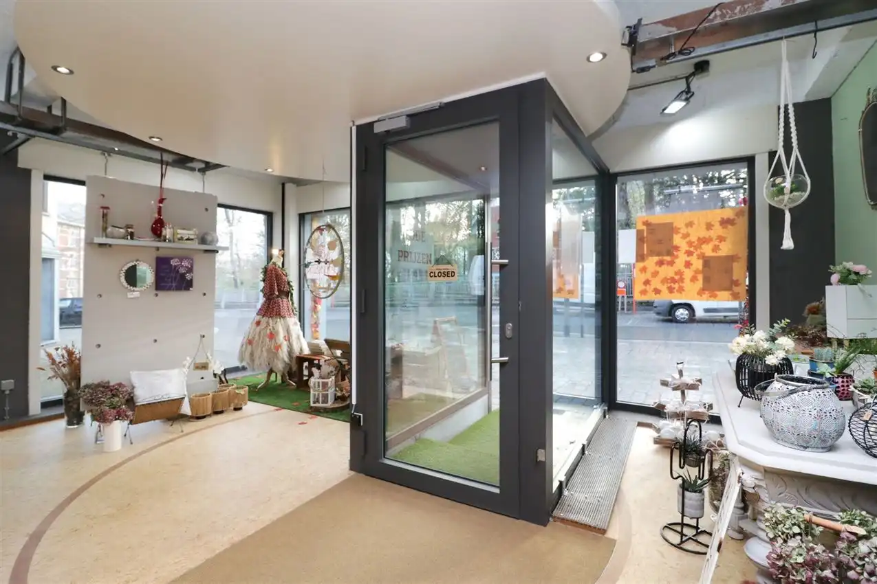 handelszaak met hoge zichtbaarheid en mooie etalage  foto 24