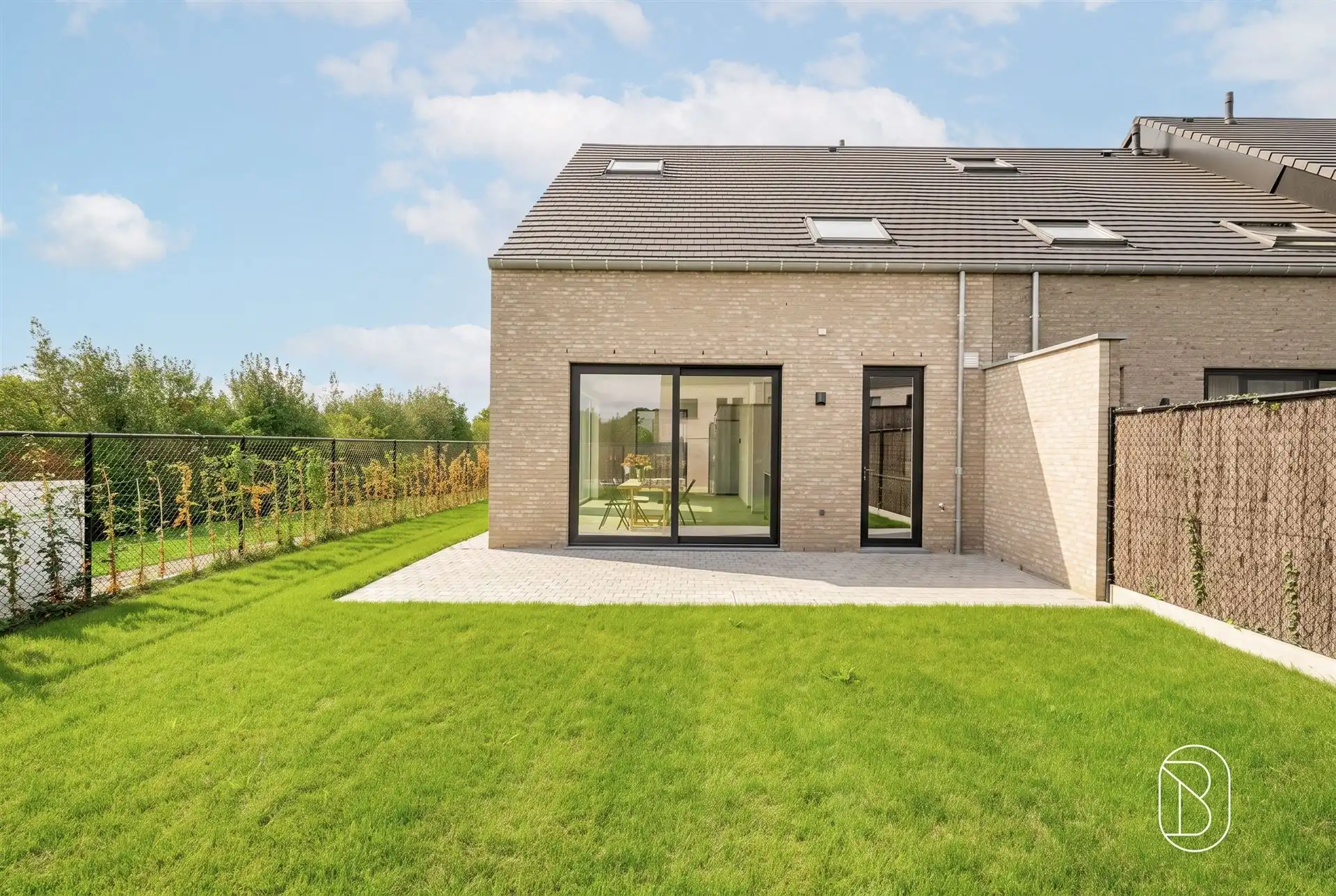 Topgelegen grote woning met 4 slk, omheinde tuin en garage. foto 2