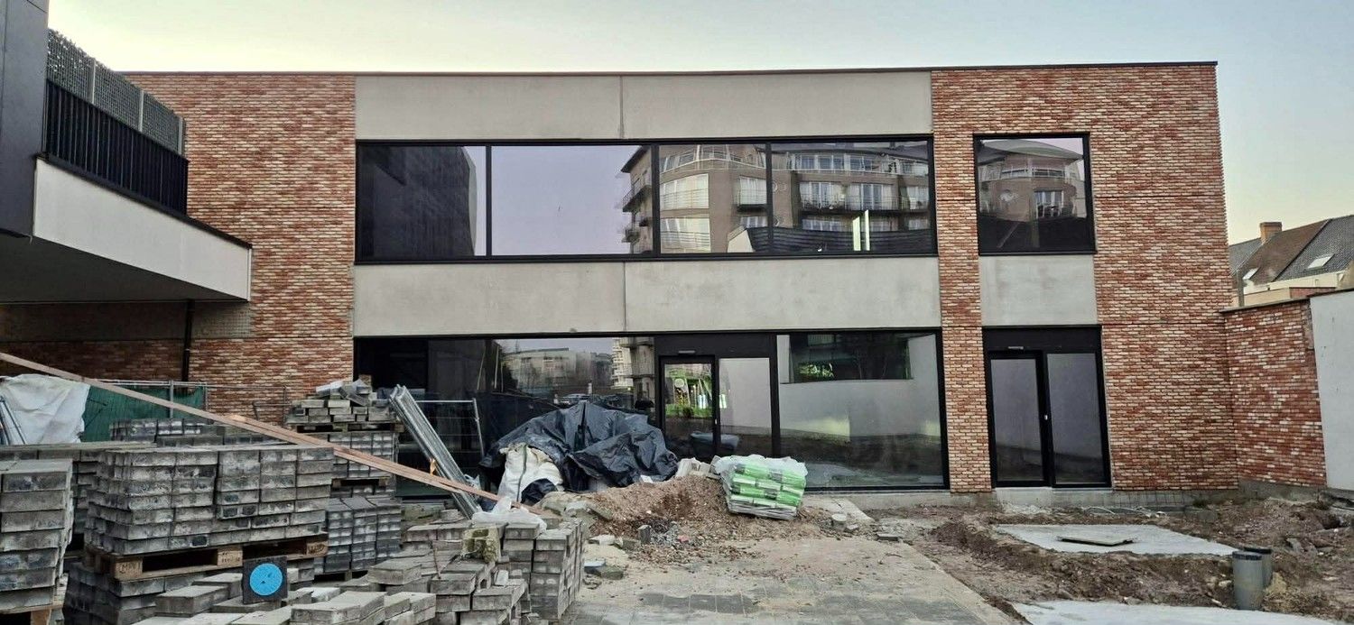 MULTIFUNCTIONEEL NIEUWBOUW COMMERCIEEL GEBOUW MET RUIME PARKING foto {{pictureIndex}}