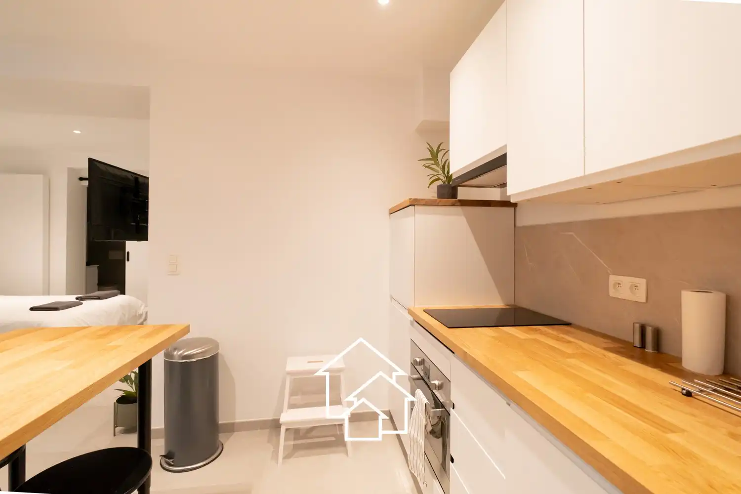 Gemeubileerd appartement met kleine binnenplaats in de wijk rond de vijvers van Ixelles. foto 9