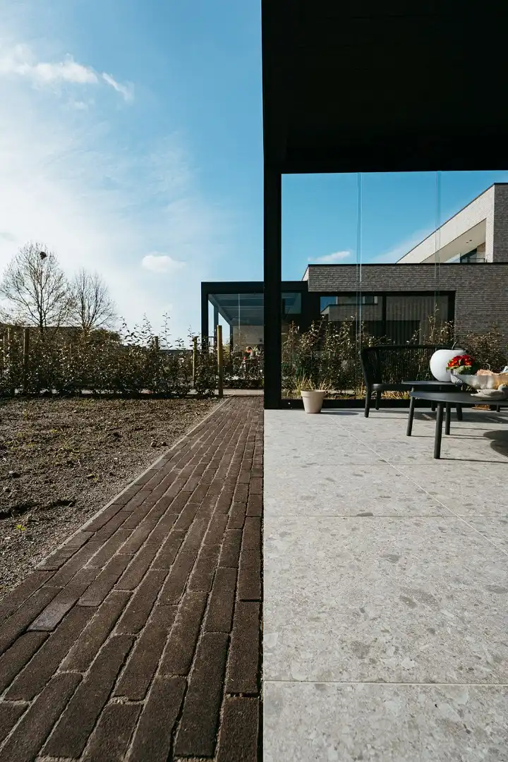HOOGWAARDIG AFGEWERKT APPARTEMENT VAN 122,50 M² MET 2 SLAAPKAMERS, RUIM TERRAS EN PARKEERPLAATS TE CENTRUM TUILT foto {{pictureIndex}}