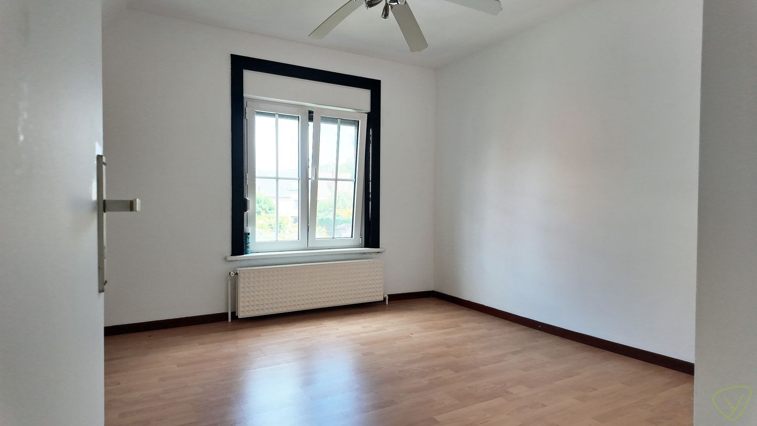 Zonnig en rustig gelegen alleenstaande woning te Eeklo! foto 9