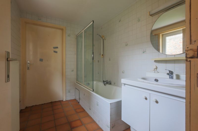 Te moderniseren woning met 2 ruime slaapkamers (4 mogelijk) en tuin (terras), mogelijkheid om garage bij te kopen. foto 6