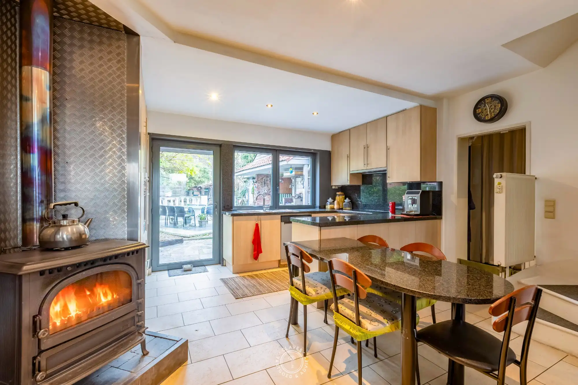 Ruime gezinswoning met 4 slaapkamers, magazijn en zicht op het groen foto 3