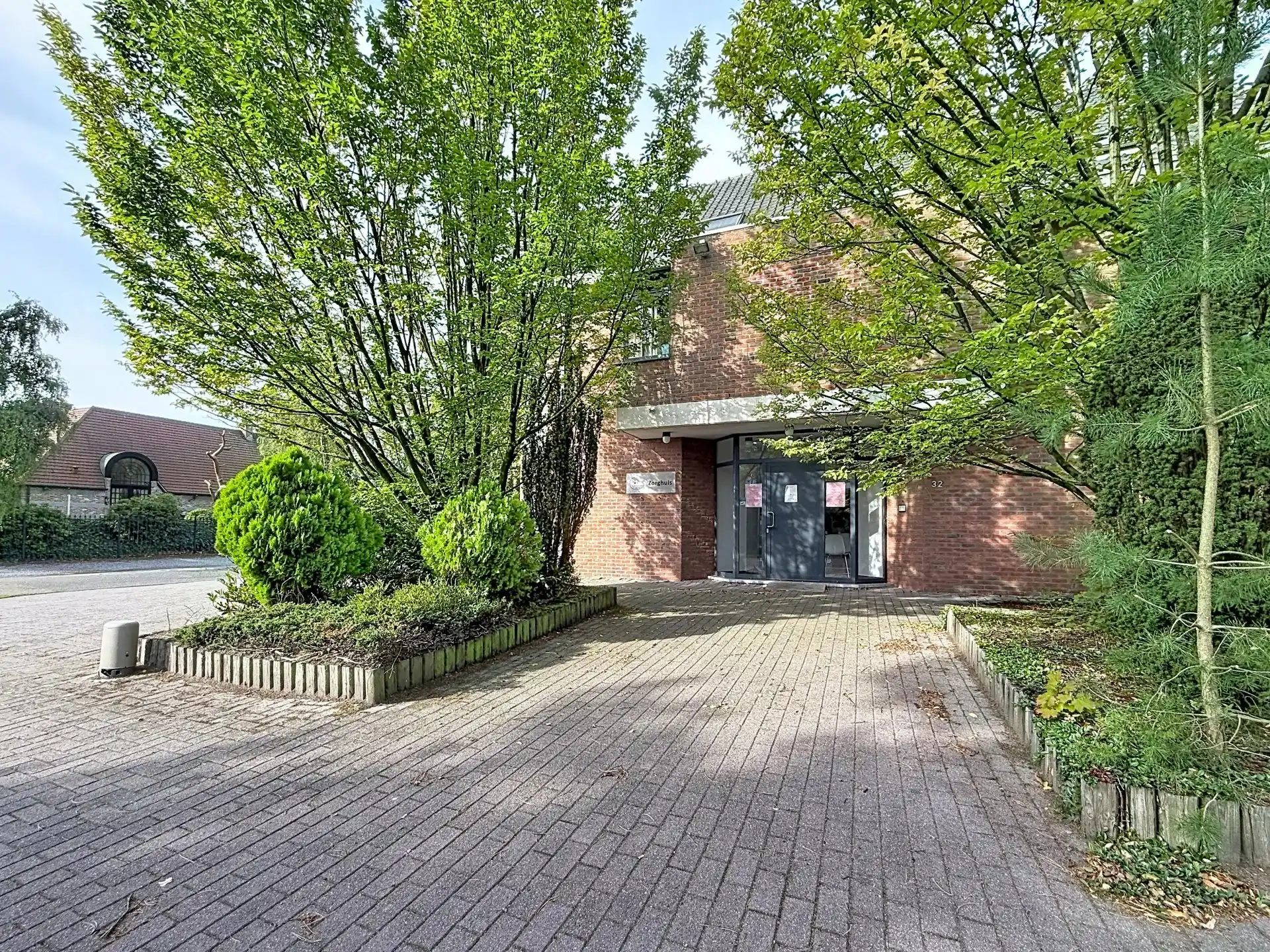 Ruime handels- en praktijkruimte van 170 m² te huur in Mol foto 2