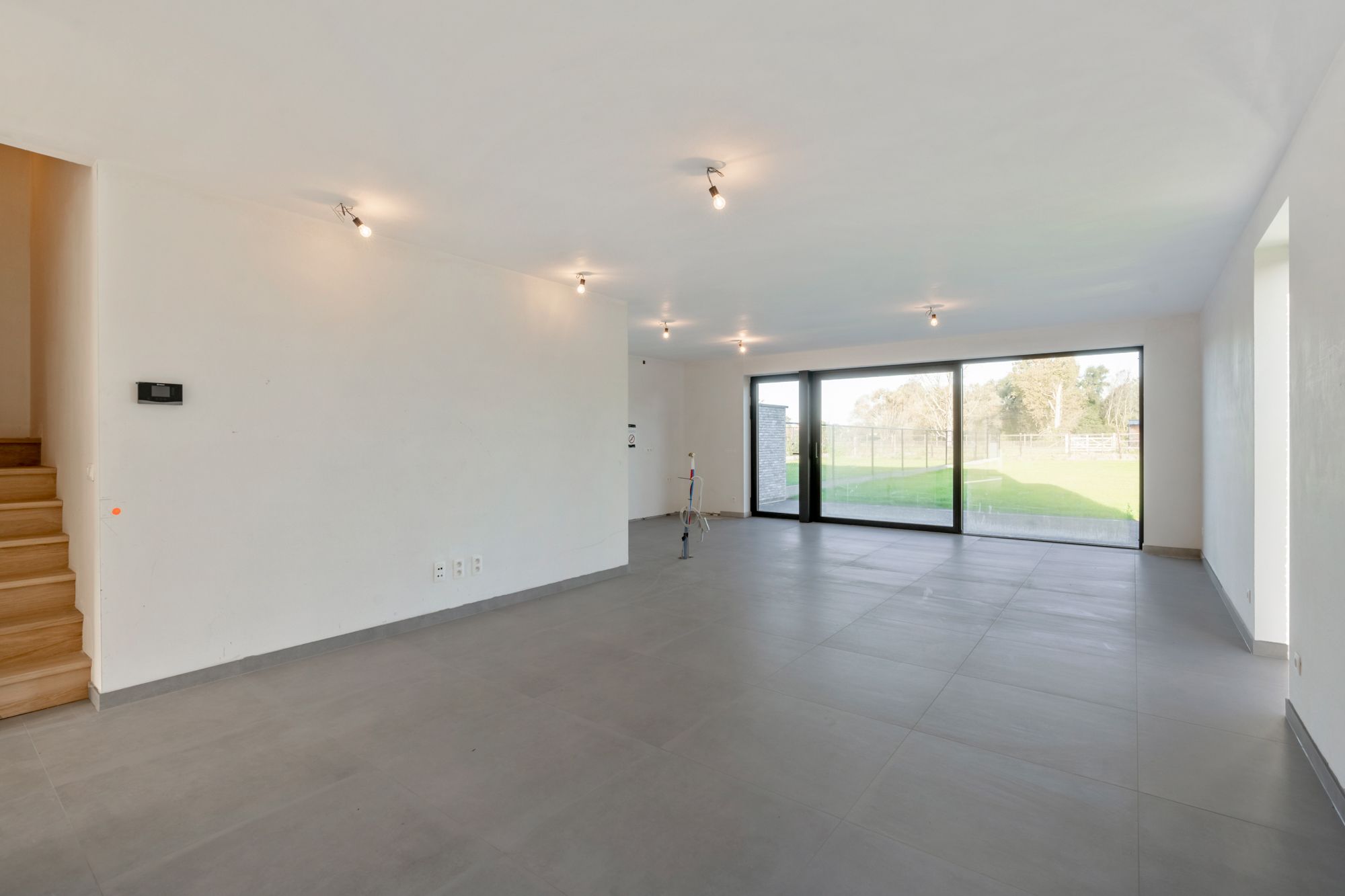 Knappe nieuwbouwwoning met 3 slaapkamers op perceel van 7a 13ca! foto 4