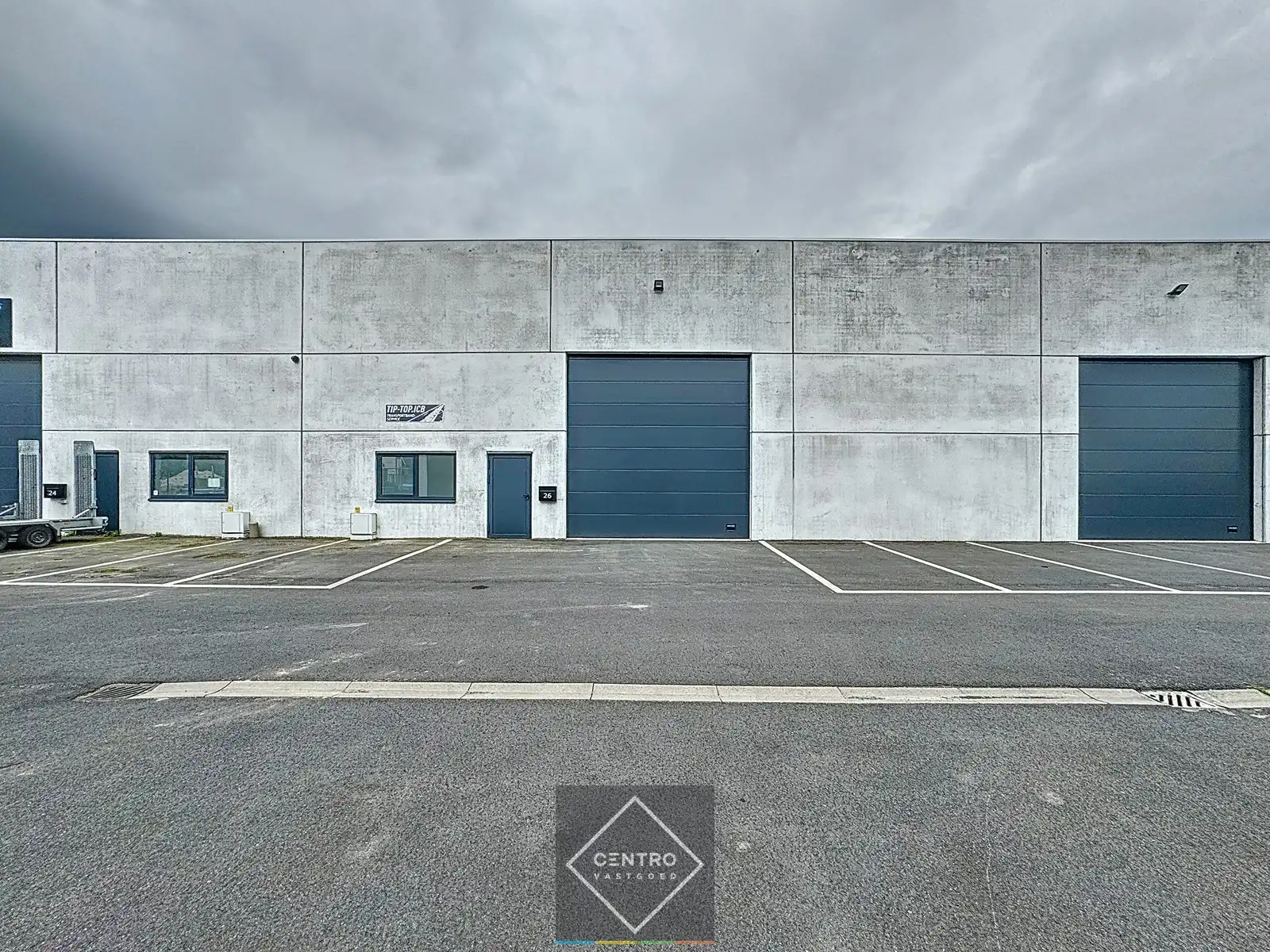 NB MAGAZIJN / OPSLAGRUIMTE (292m²) TE HUUR met volledige overspanning en hoge sectionaalpoort. Parkings voor de deur. foto 2
