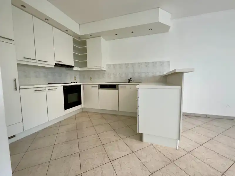 Opbrengsteigendom met handelspand en 2 appartementen met 2 slaapkamers foto 9