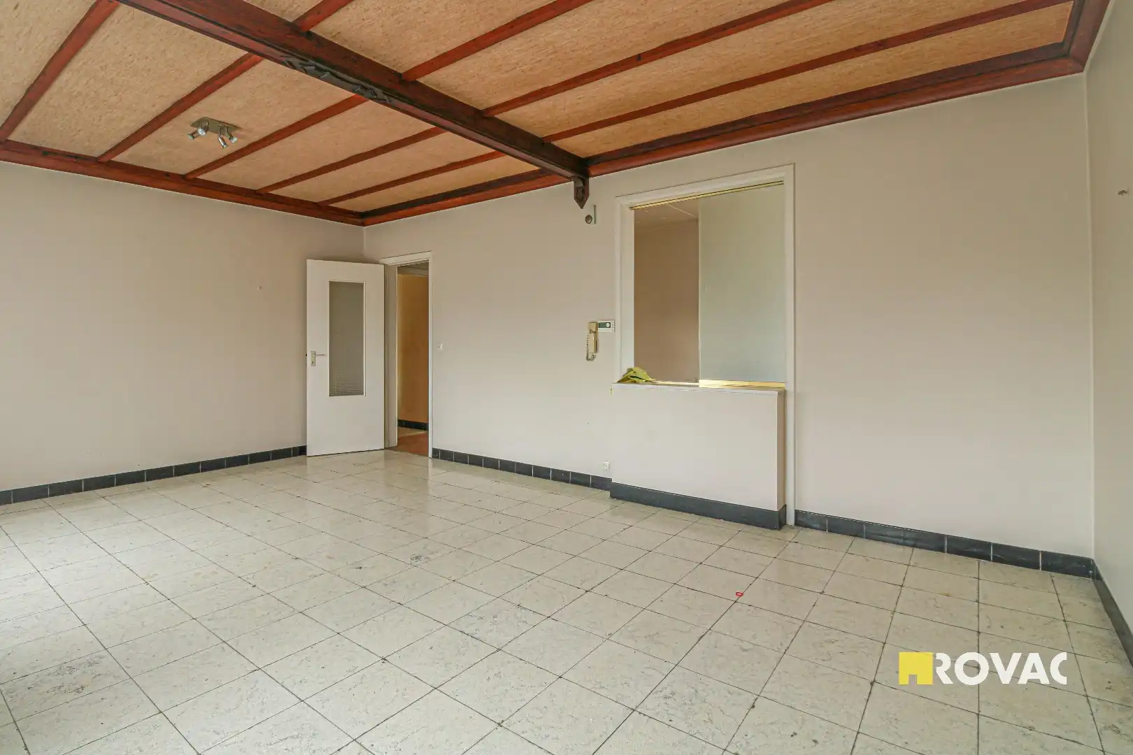 Deels te renoveren lichtrijk appartement met garage! foto 3