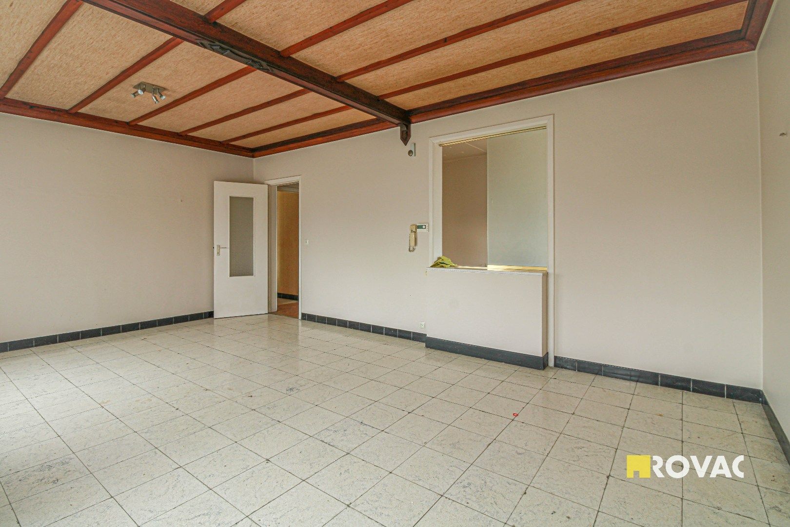 Deels te renoveren lichtrijk appartement met garage! foto 3