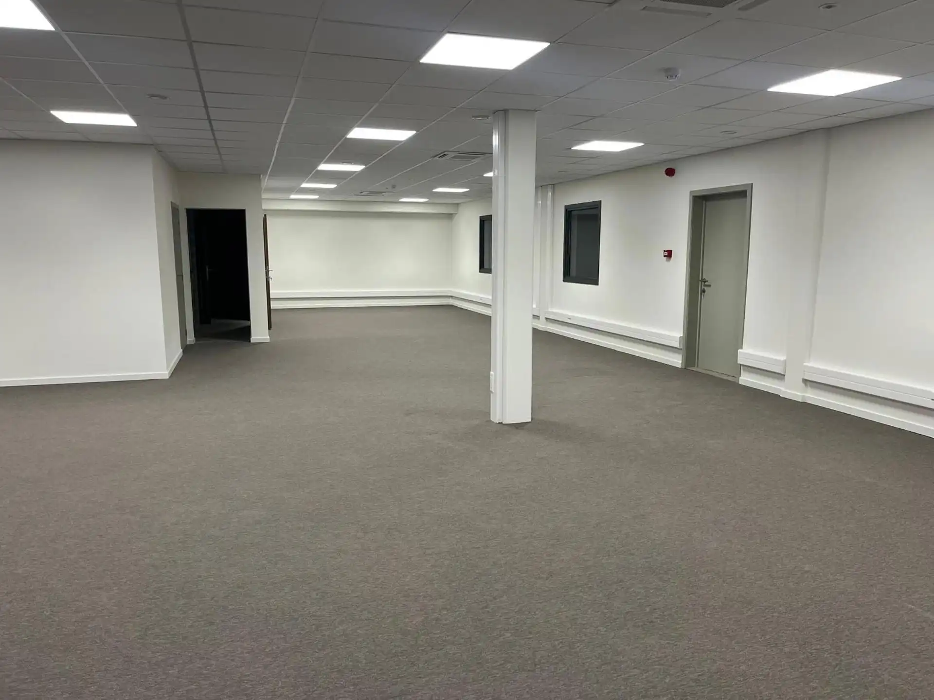 Haven magazijn 1.863m² met 561m² modern kantoor foto 5