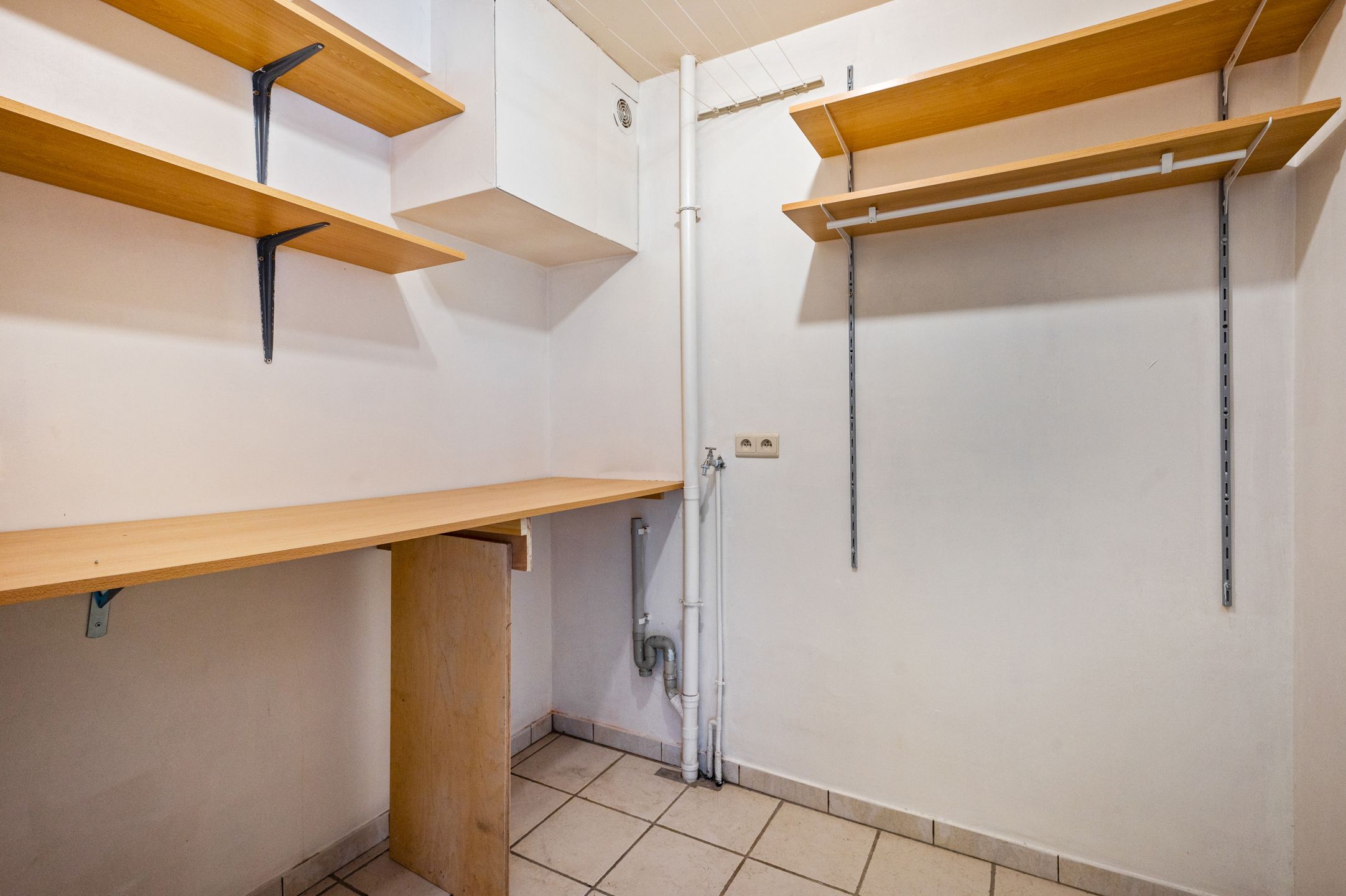 Centraal gelegen 2 slpk app met garagebox te Vosselaar. foto 11
