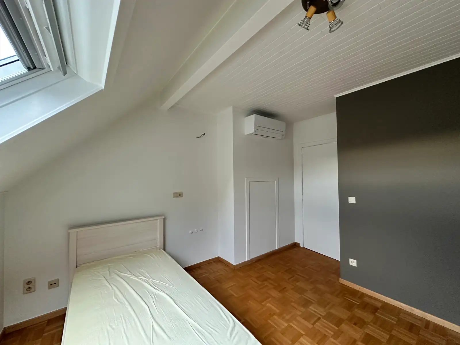 Gerenoveerde instapklare woning met tuin & terras & garages foto 29