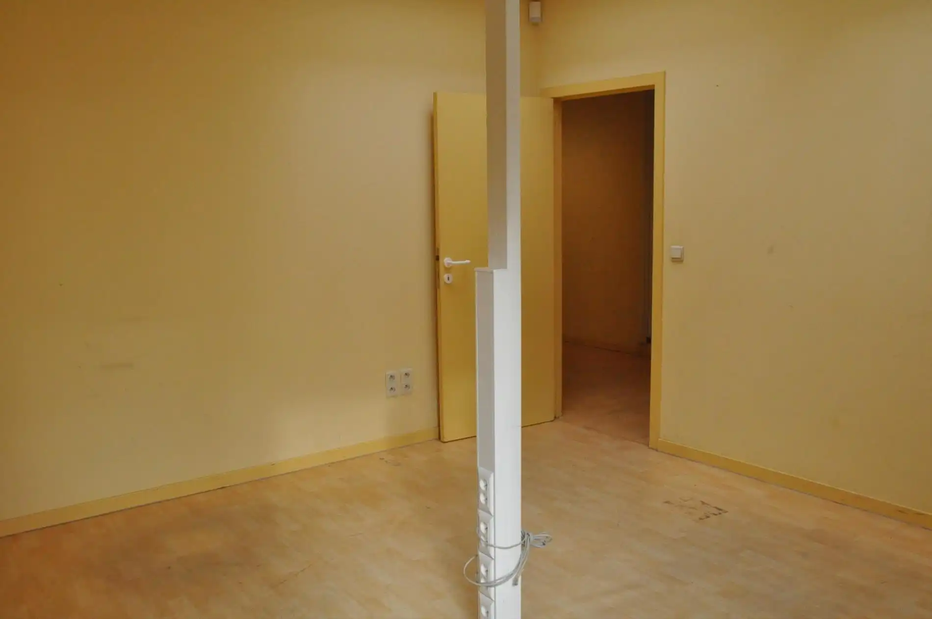 Handelspand (kantoor- of winkelruimte) met een totale oppervlakte van 150m² - centrale ligging foto 9