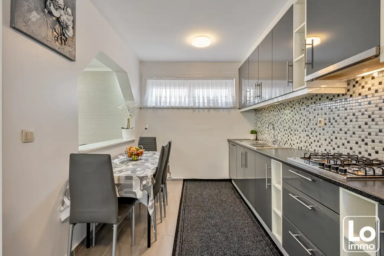 Instap klare half open woning met inpandige garage en kleine voortuin op een toplocatie nabij het centrum van Oostakker! foto 9