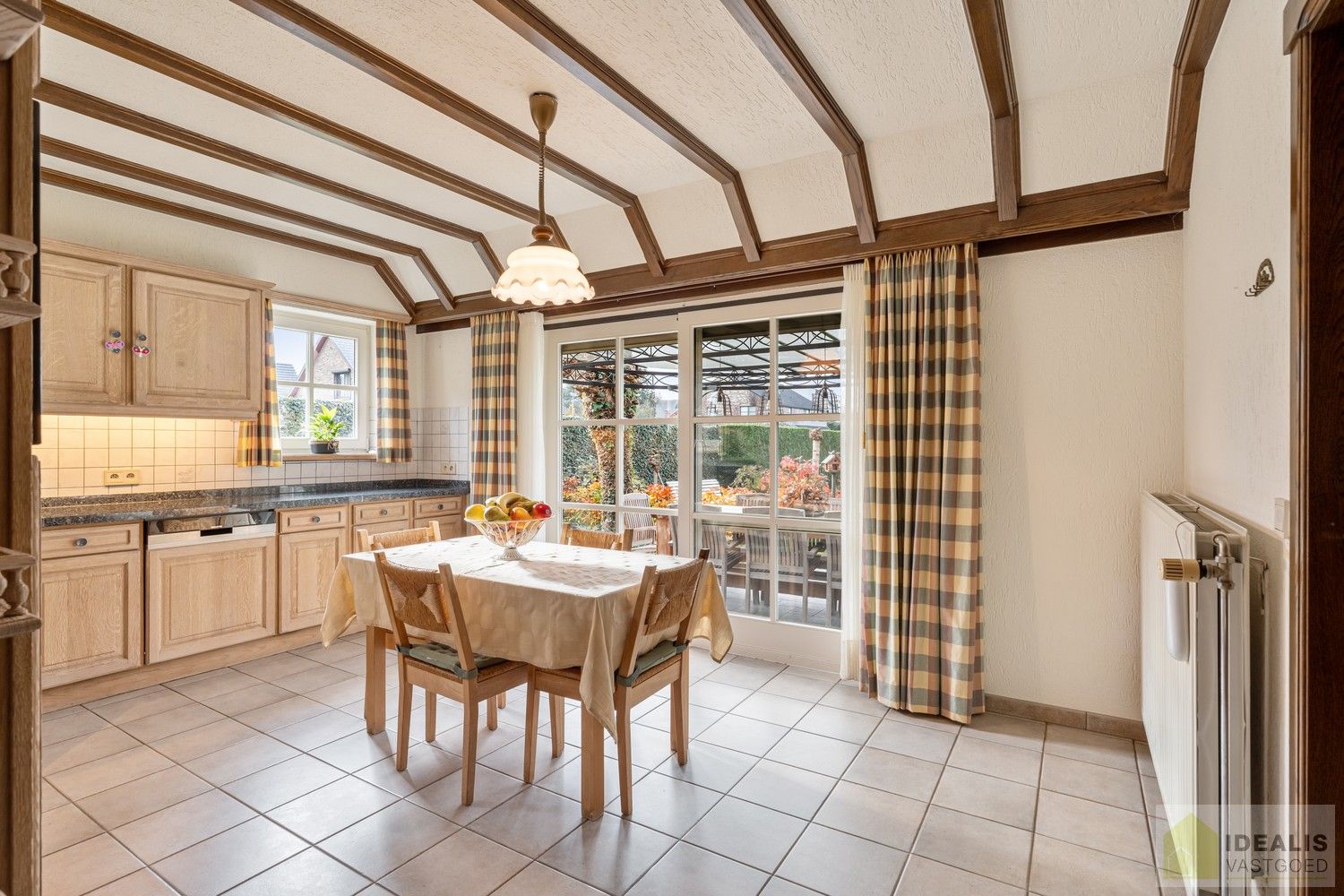 RUIME, INSTAPKLARE EN ENERGETISCH AANGEPASTE WONING VOORZIEN VAN 15 ZONNEPANELEN EN ZONNEBOILER. RIANTE WOONKAMER, KNAPPE KEUKEN, APART BUREEL, APARTE HOBBYRUIMTE, FIJNE WASPLAATS, 4 SLAAPKAMERS, 2 BADKAMERS EN INPANDIGE GARAGE! foto 20