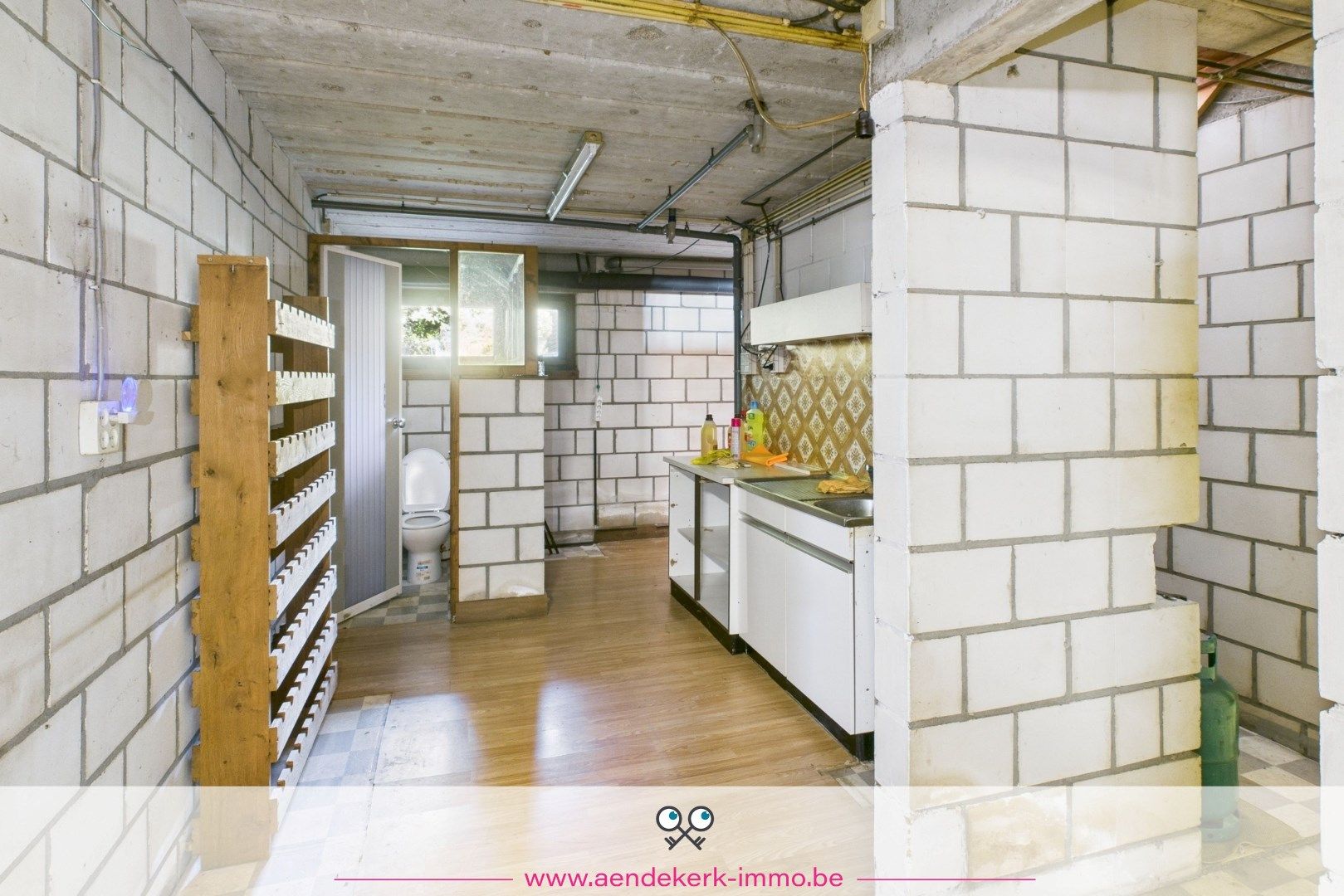 Ruime, te renoveren, woning met loods/stal in As foto 15