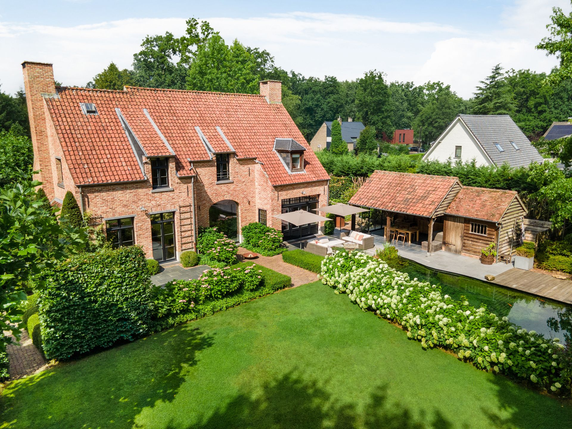 Recente villa met poolhouse en zwemvijver in Zoersel (Halle) foto {{pictureIndex}}