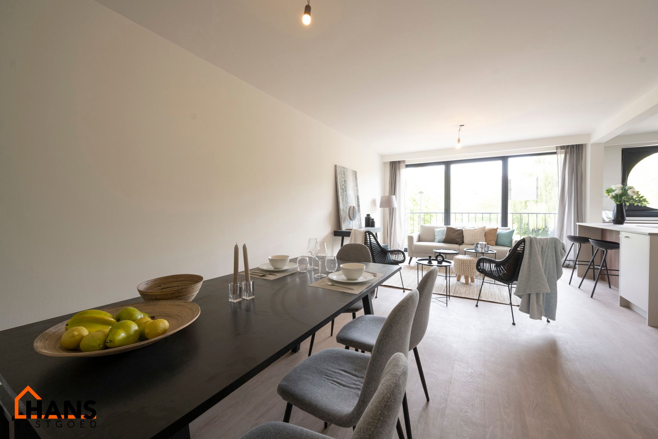 Ruim, gerenoveerd appartement met garagebox foto 3