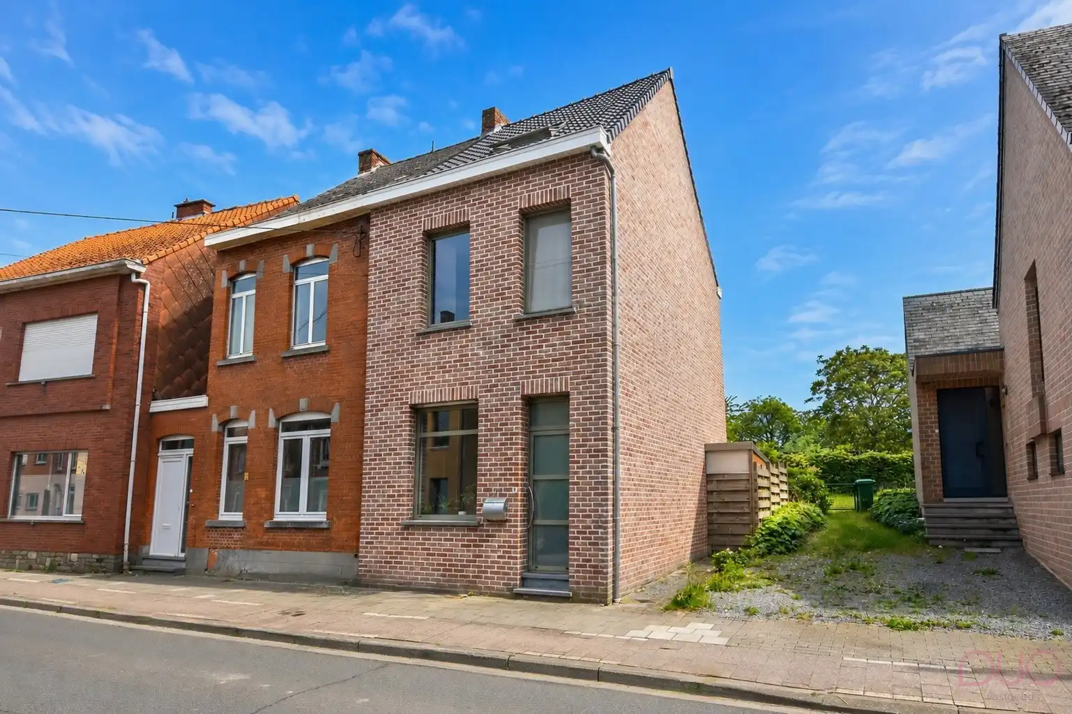 Instapklare halfopen bebouwing met parkeerplaats aan de achterzijde foto {{pictureIndex}}